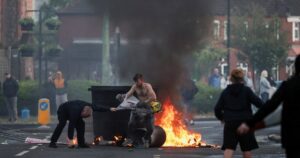 Des manifestants incendient des voitures et des bâtiments à Belfast après l&rsquo;attaque au couteau d&rsquo;un réfugié